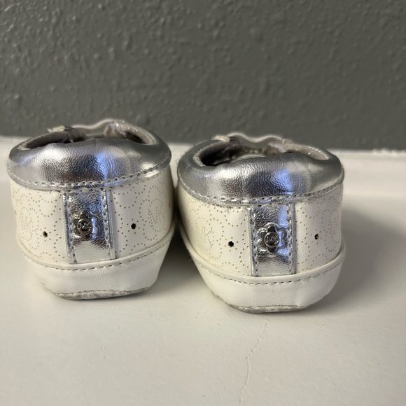 ⬇️$25 Michael Kors size 3 baby girl shoes Adorable 🥰 - Picture 2 of 6